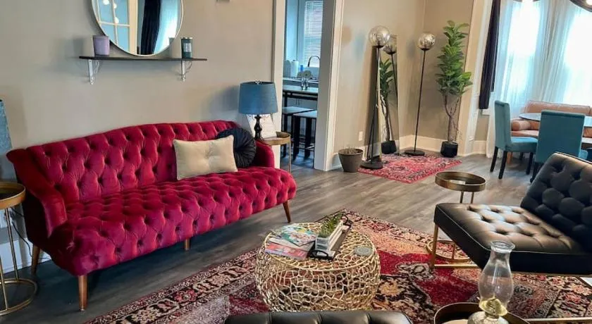 Cozy vintage getaway minutes from downtown - Image 1