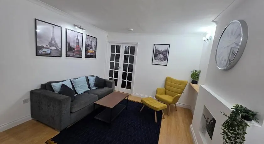 Modern 3BR House Parking Sleeps 6 - Image 1