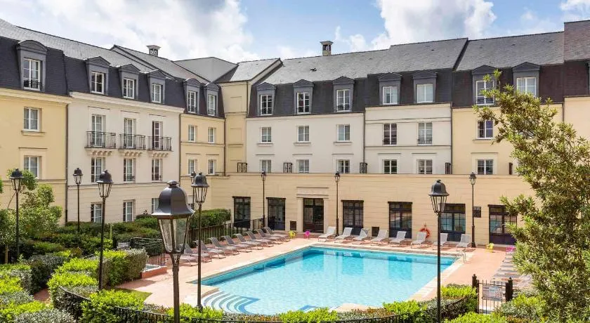 Disneyland Deluxe flat, outside pool, Climatisation, 1 min to Disney Parks - Image 1