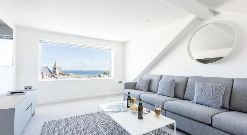 VITAMYN SEA, 4 bedroom house, Sleeps 8, 6 beds, Sea views, 5 min walk to harbour and beaches - Image 1
