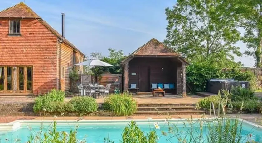 Luxury Farm House with Heated Pool & Jacuzzi - Image 1
