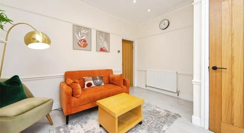 Cosy 2 bedroom Home-Mersey, Wirral-Sleeps 4 - Image 1