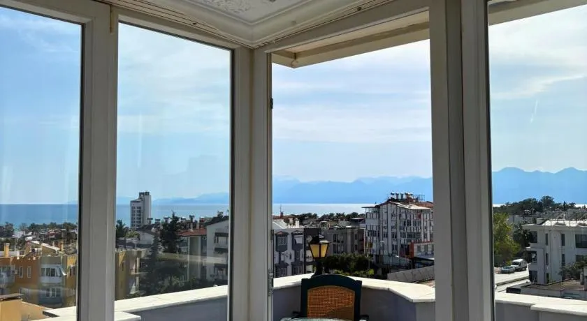 Luna Hotel - Image 1