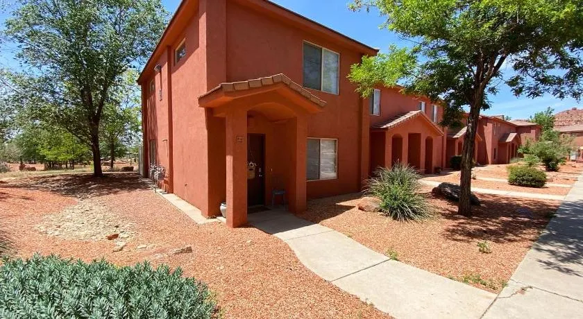 Family Friendly Townhome in Kanab Pool & Hot Tub - Image 1