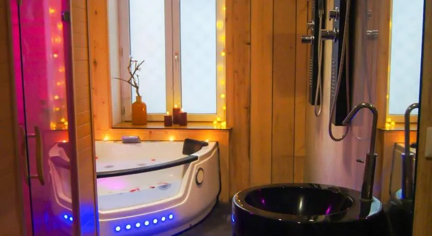 Suite Romantique La Pampa - Sauna & Jacuzzi Clim - Image 1