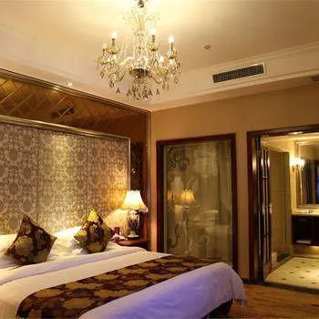 Four Seasons Moon Hotel - Image 1