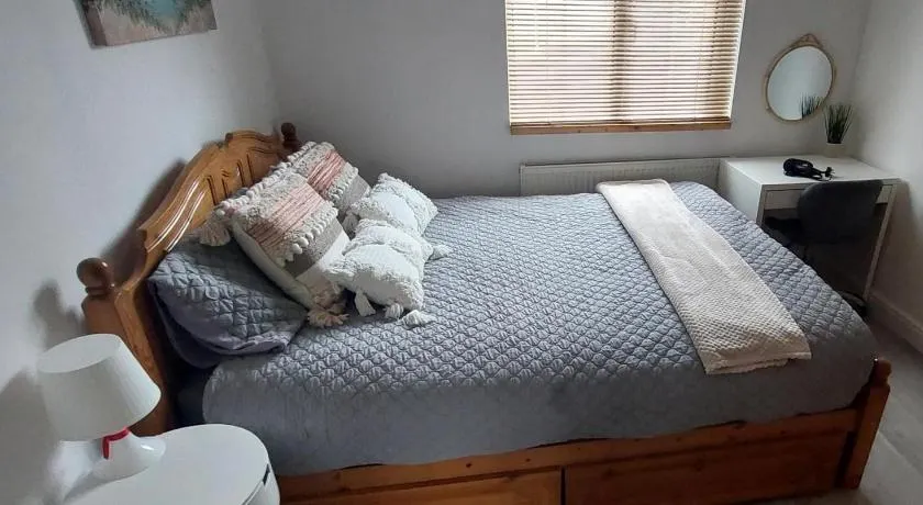 Couples Business Family- WiFi- Parking- Sleeps 2 - Image 1