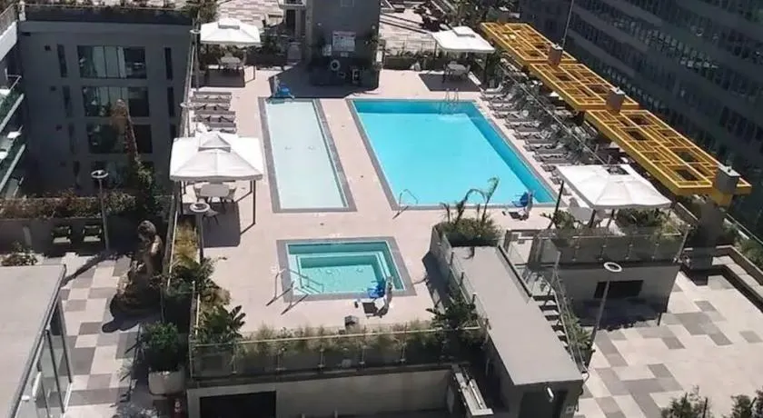 Comfy Cozy Apt with pool & hot tub in downtown LA' - Image 1
