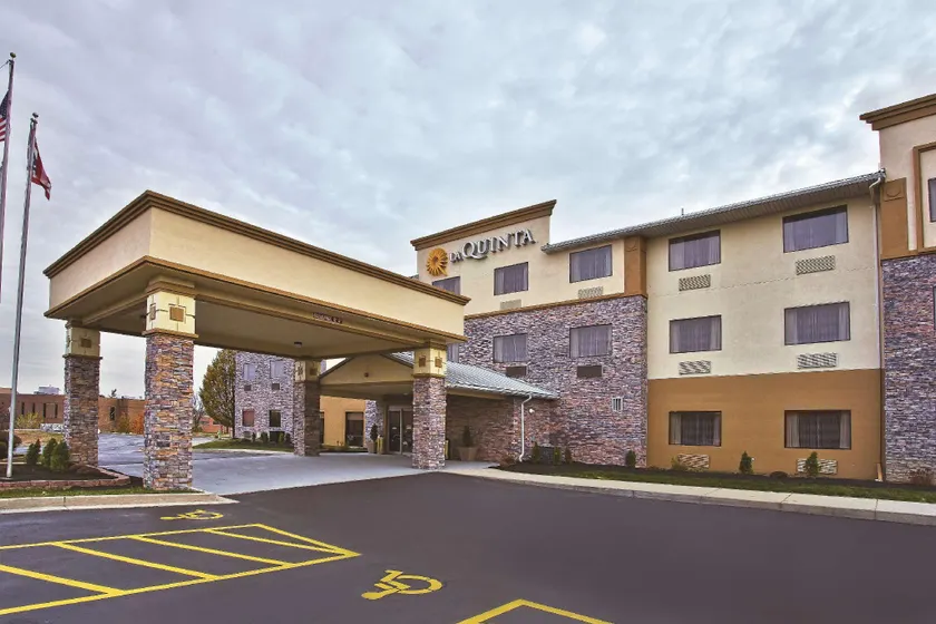 La Quinta Inn & Suites by Wyndham Fairborn Wright-Patterson - Image 1