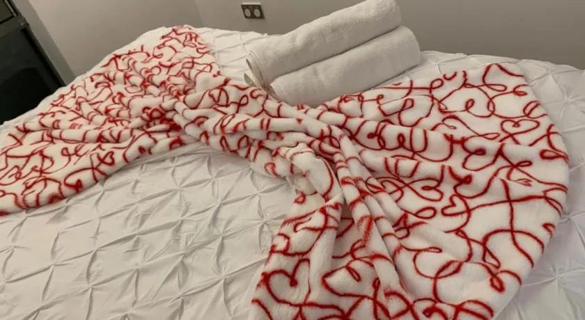 Cozy Entire Apartment with Free onsite Parking, 2-Min Walk to Barking Station - Image 1