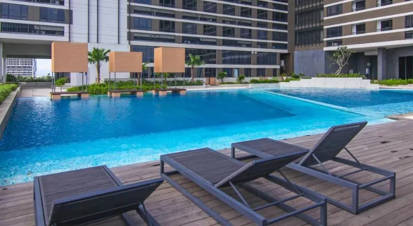 2BR Collins Art Deco W Pool & Playstation 5 - Image 1