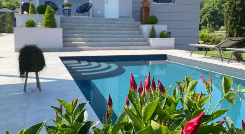 Independent Room in Villa with Pool - Image 1