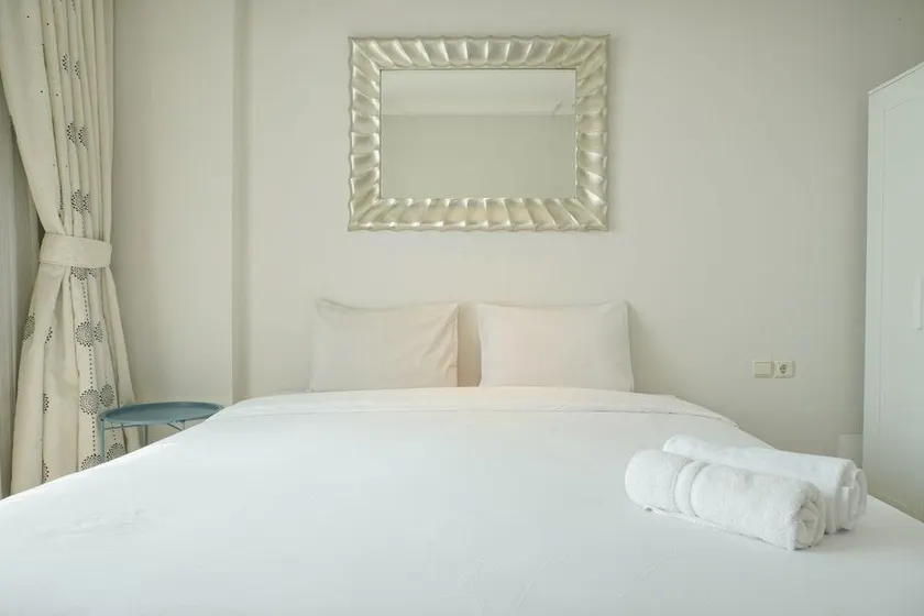 Homey And Comfort Stay 2Br Bellezza Apartment - Image 1