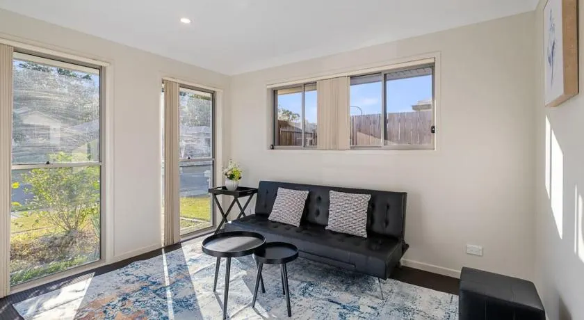 Modern 5BR Family Home in Peaceful Park Ridge - Image 1