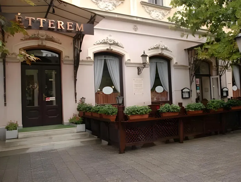 Fiume Hotel - Image 1