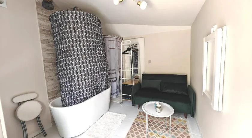 Micro studette indépendante non-fumeur LA ROSÉE ABONDANTE,10m2, 45' de Paris, sanitaires dans la même pièce que le couchage sans cloison, WiFi,TV, kitchenette, mini terrasse,jardin,canapé lit 120x180 pour gabarit léger, pas adaptée aux attentes hôtelières - Image 1