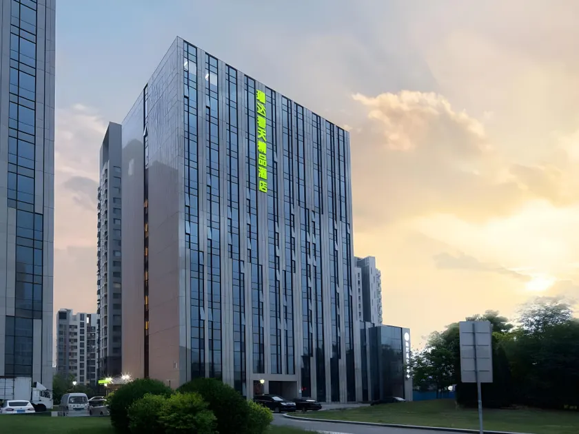 Tianjin Boutique Hotel In Spring - Image 1