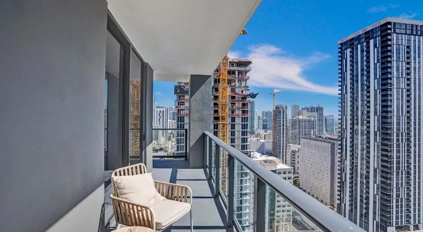 New 2-Bdrm Downtown Miami Apartment with Bay Vista - Image 1