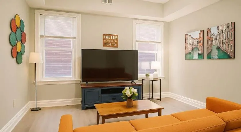 Tower Grove Apt w Balcony & Fast Wi-Fi - Image 1