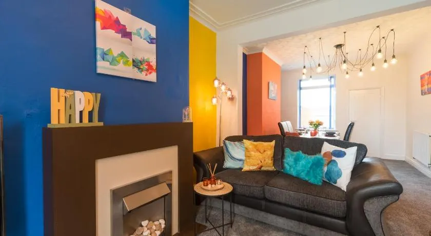 3 Bedroom Adom Home 4 Beds- 5 Mins to Hull Stadium- Close City Centre - Image 1