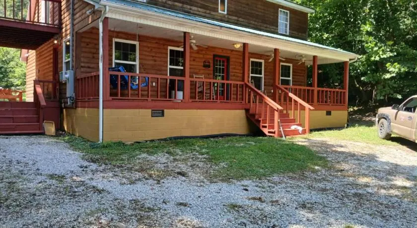 The Sandstone - A 3BR, 2BA Deluxe Log Cabin - Image 1