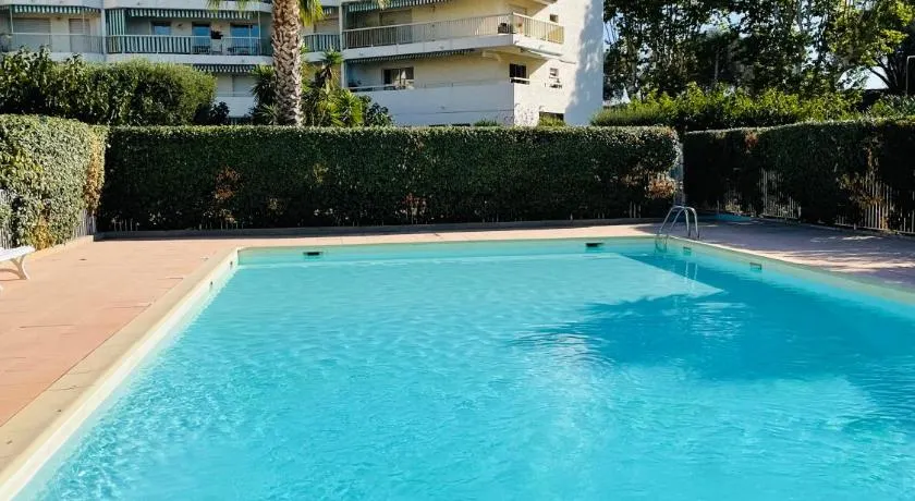 Studio de standing climatisé, avec piscine, proche de la mer - Image 1