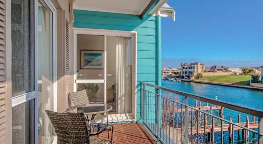 Waters Edge Apartment with Jetty - Image 1