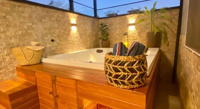 Refúgio Romântico com Jacuzzi Privativa perto do Centro Histórico - Image 1