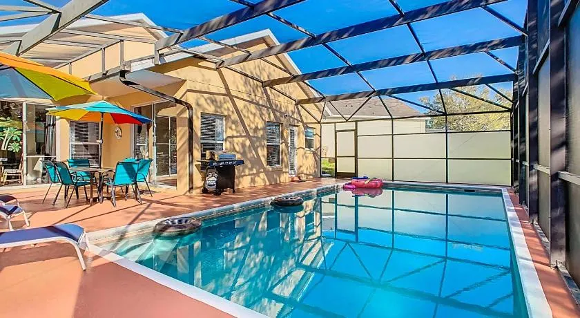 Family pool home w backyard & game room - Image 1