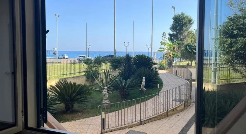 Bilocale vista mare sul lungomare - Image 1