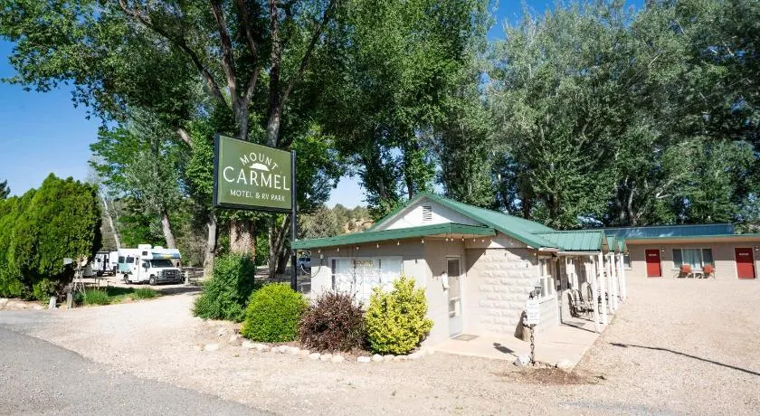 Mt Carmel Motel Room close to Zion National Park - Image 1
