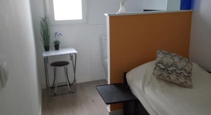 Alquilo Habitación individual con aseo privado solo Chicas, only girls - Image 1