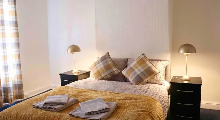 Peaceful 2 Bed House FREE WiFi and Parking - Image 1