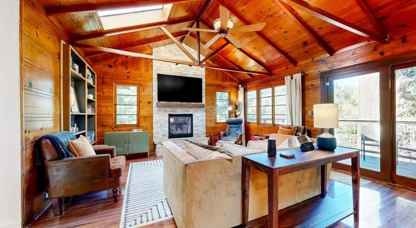 Cozy Riverview Cabin - Image 1