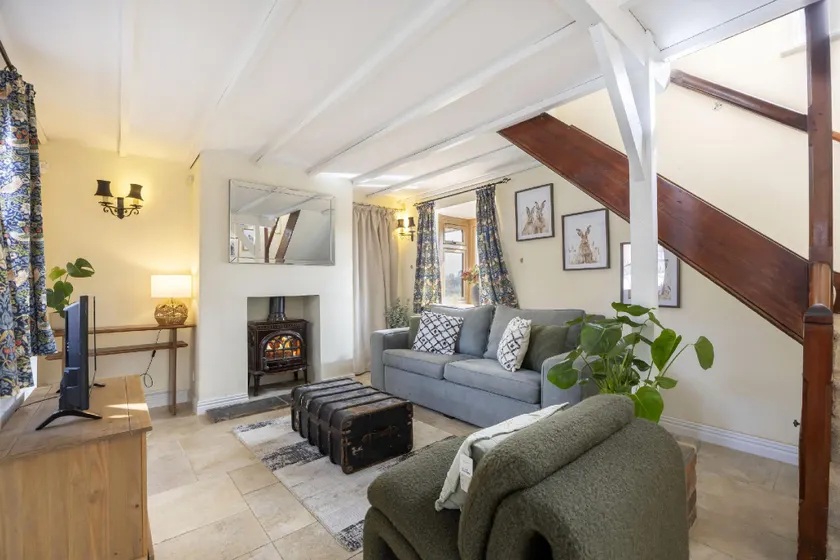 Cosy 1-Bed Cottage with Log Burner - Tewkesbury - Image 1