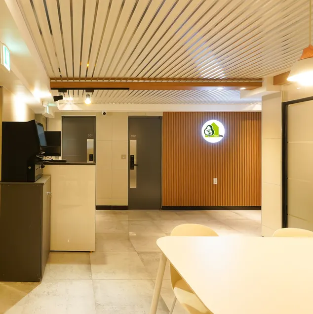 Han Stay - Image 1