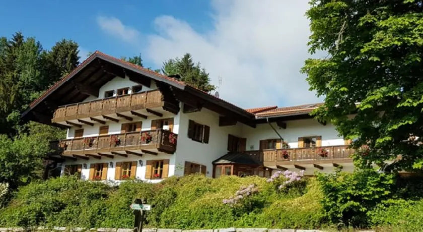 Apartamento vacacional apropiado para familias con piscina, sauna y barbacoa | Vistas a la montaña - Image 1