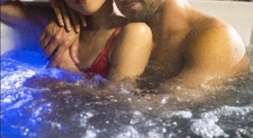 Jacuzzi Massage sur rdv,Duo,reiki,californien, réflexologie plantaire, et bouteille mousseux offerte - Image 1