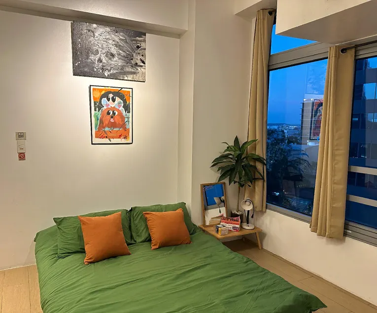 Spacious 100+Mbps Wifi + Free Pool Use in Eastwood - Image 1