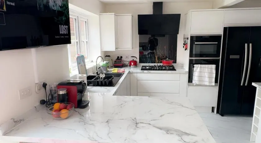 Modern & spotless property with easy commute to London, Birmingham, MK, etc - Image 1