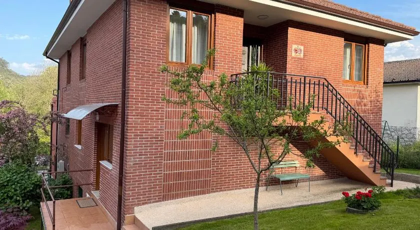La CASA ROJA SOLARES - Image 1