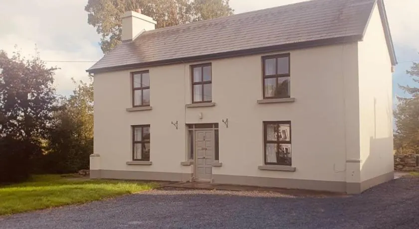Foxs Farmhouse - Image 1