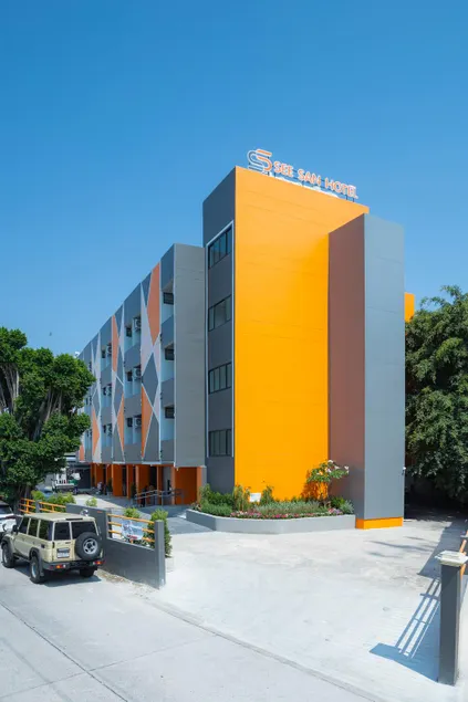 โรงแรมสีสันบางแสน See San Hotel Bangsaen - Image 1