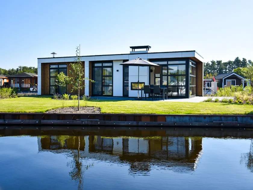 Luxury Waterfront Escape - Image 1