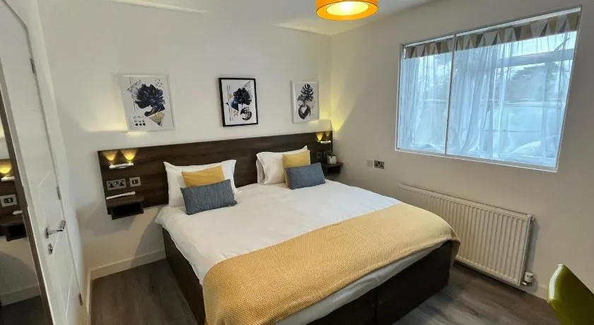 Pinewood Guest House - Image 1