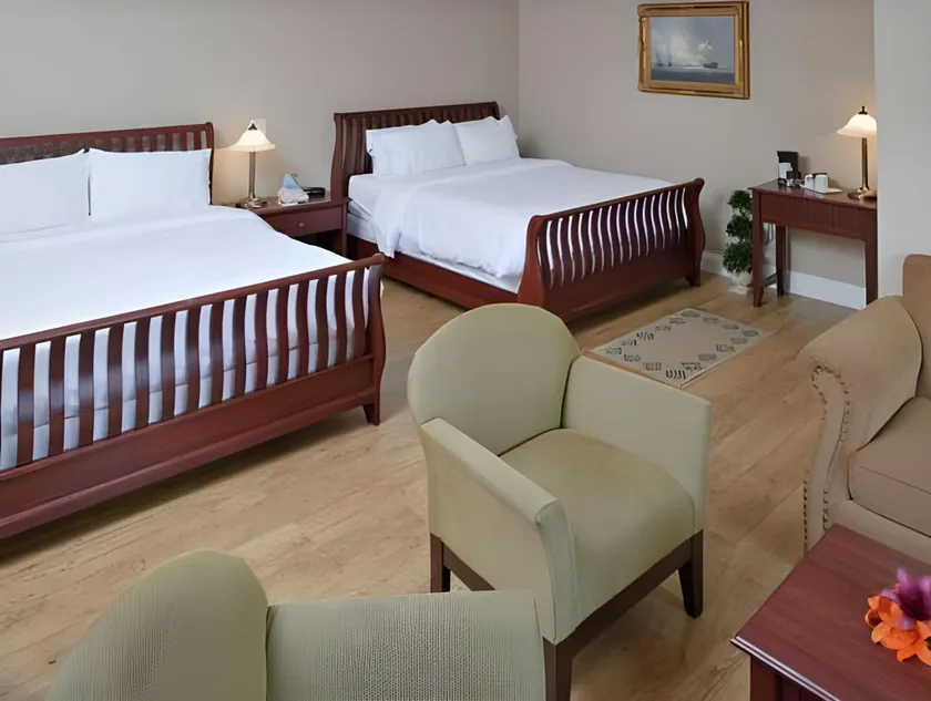 Lunenburg Arms Hotel - Image 1