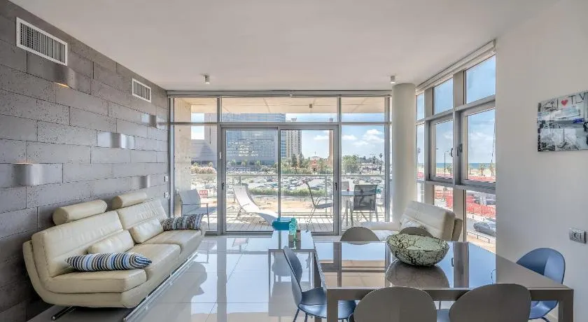 Beautiful Sunny 3 bedrooms in font of the beach - Image 1