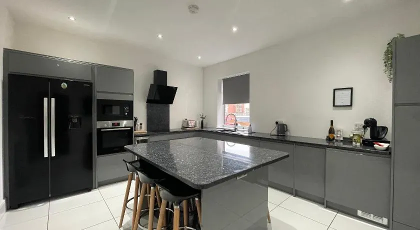 Holdsworth House Apartments - Image 1