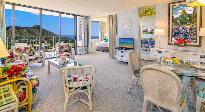 Fabulous Diamond Head & Ocean View Condo with Free Parking - Image 1