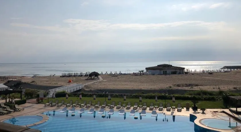 Oasis club apartments - Image 1